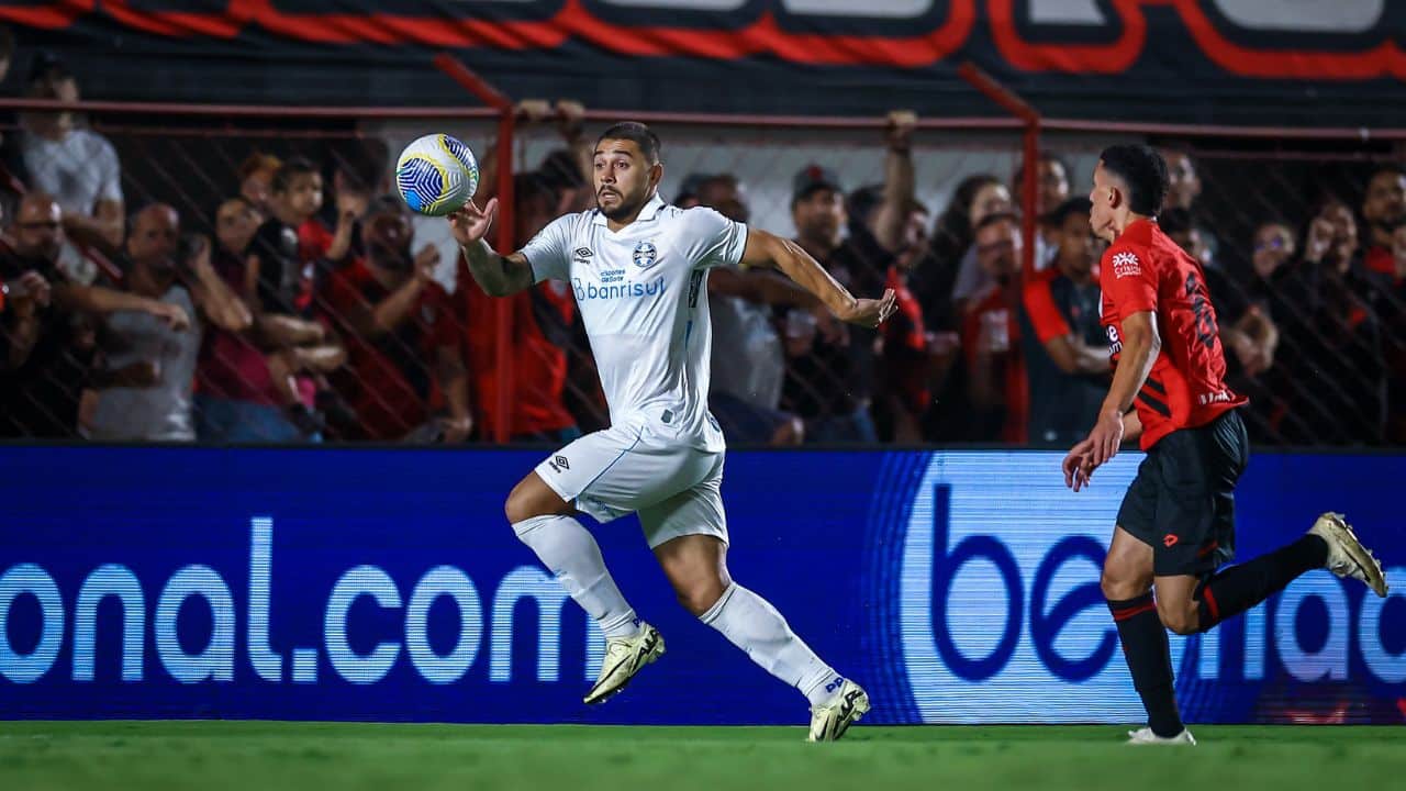 Lateral do Grêmio revela frustração e bastidores do vestiário após empate no Brasileirão