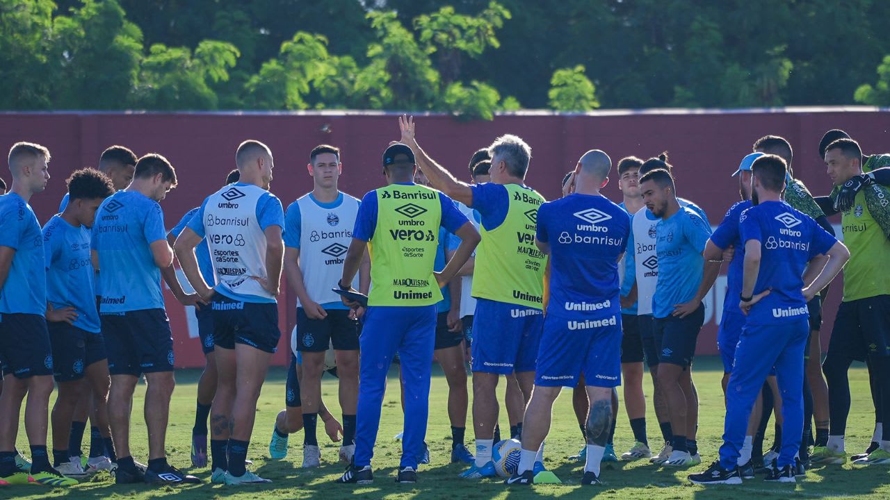 Novo reforço do Grêmio aparece treinando com bola e pode ser relacionado diante do Flamengo