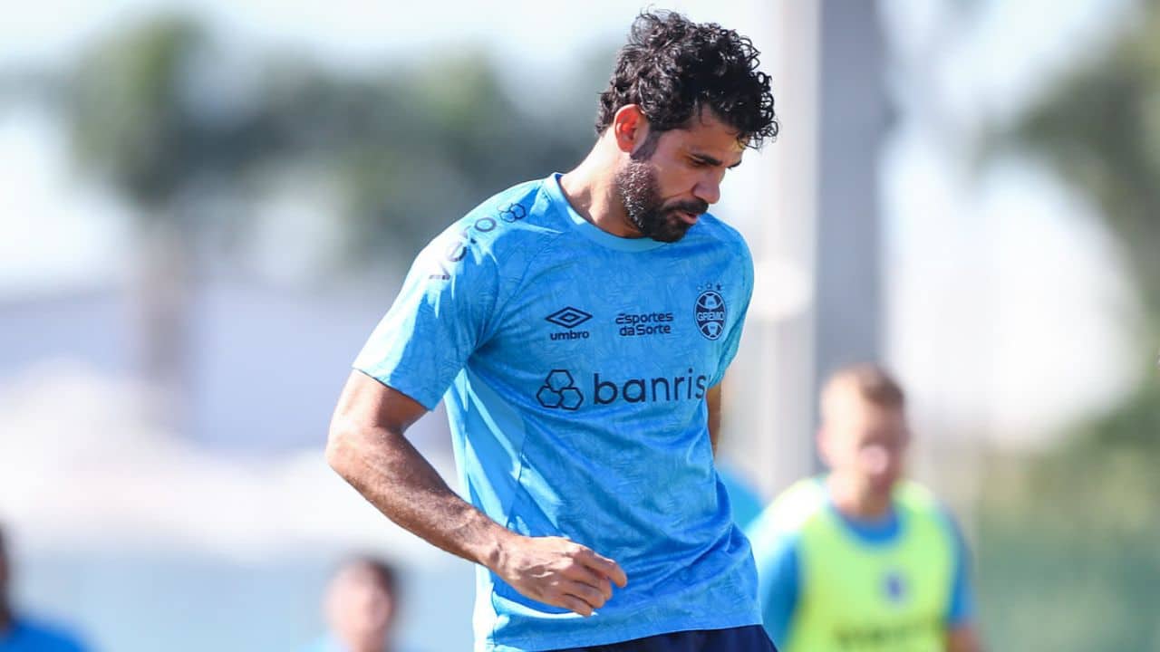 Diego Costa treina e recebe reação da torcida do Grêmio.