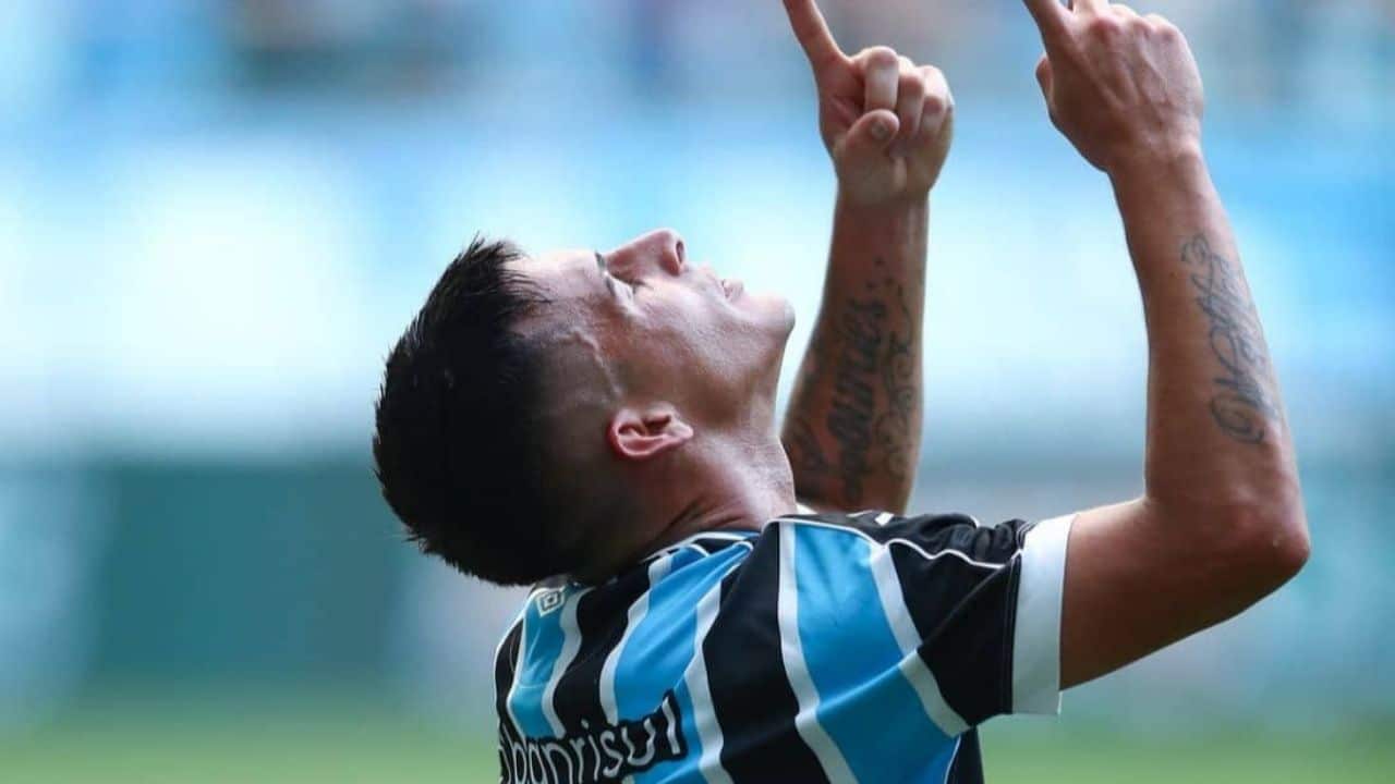 Retorno de titular, interesse em ex-jogador e propostas para GreNal no Grêmio.