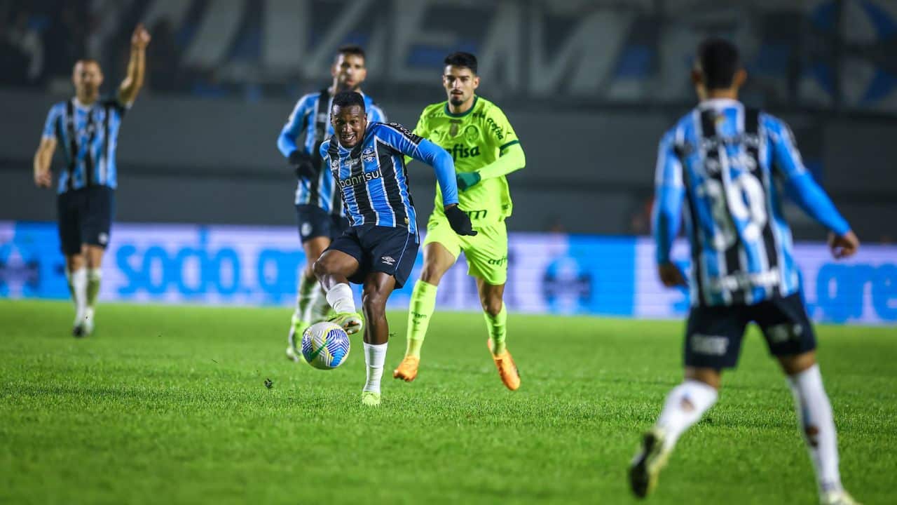 Edenilson alerta sobre desempenho do Grêmio no Brasileirão.