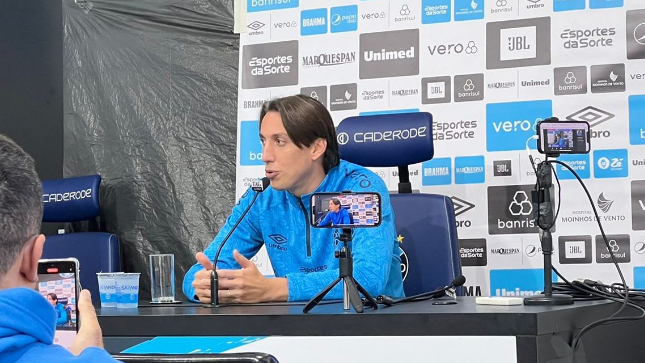 Geromel destaca importância defensiva do Grêmio em entrevista coletiva.