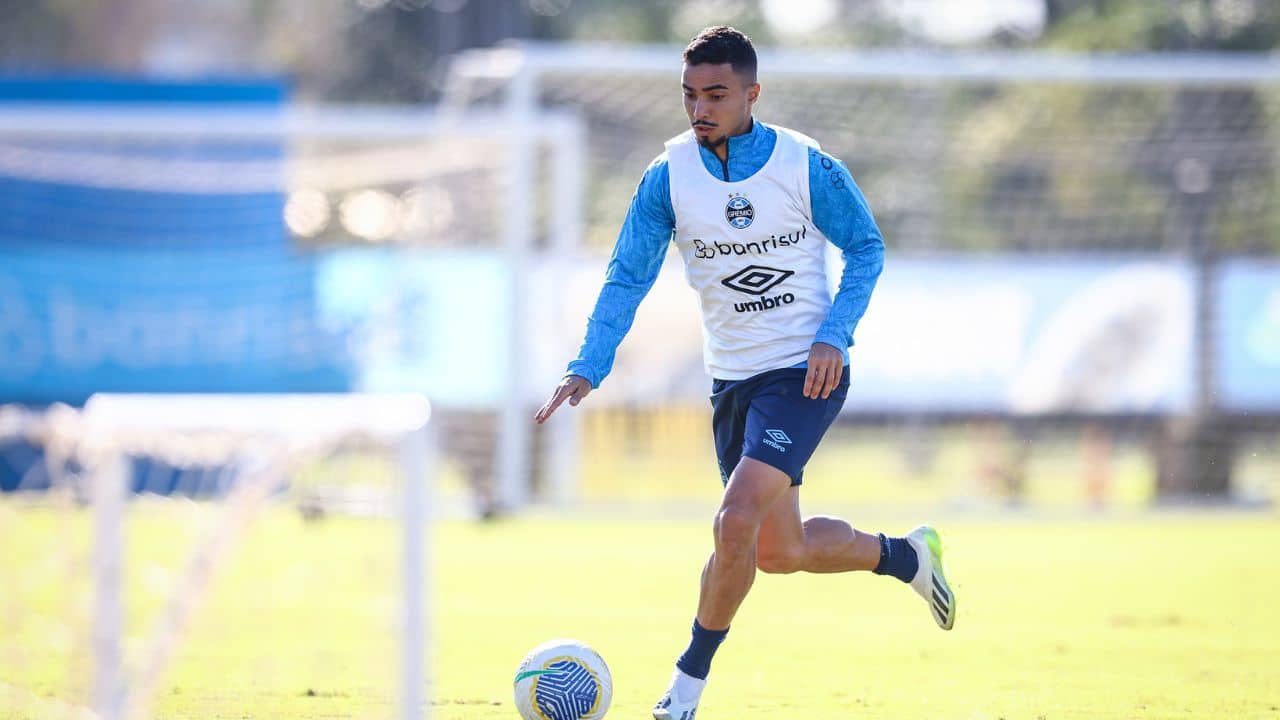 lateral Fabio em treino do Grêmio 