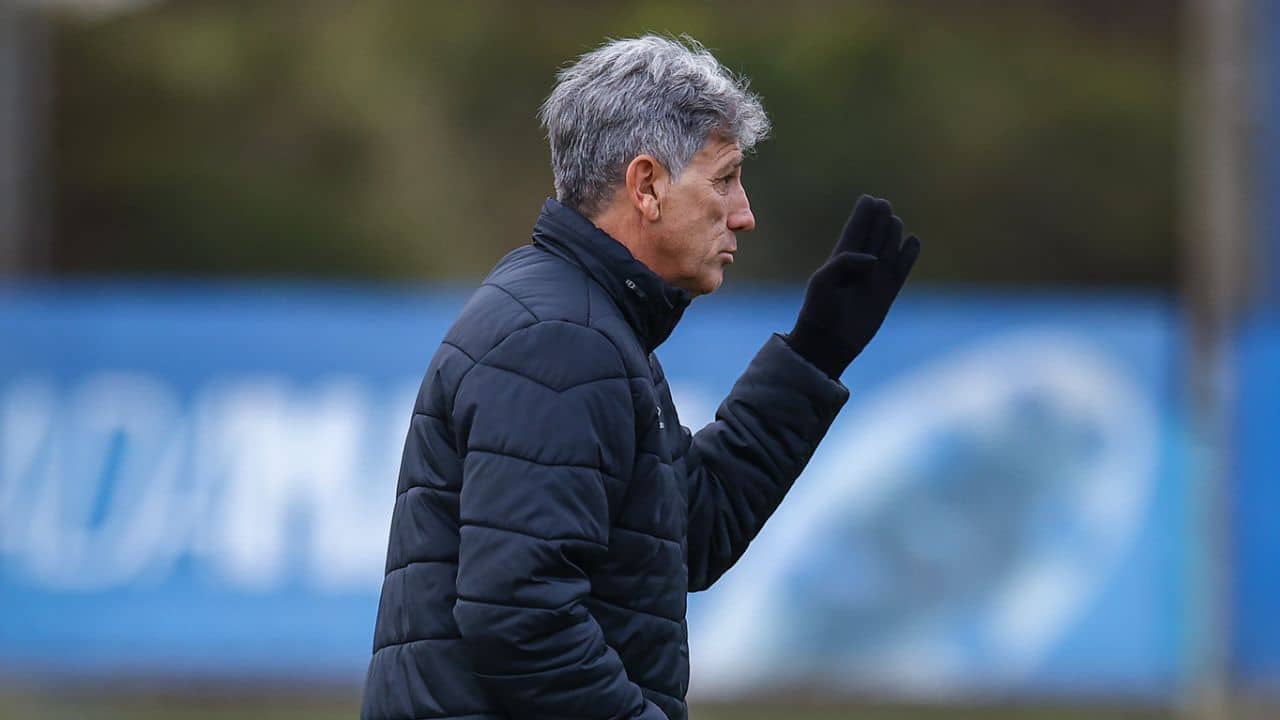 Grêmio apresenta nova escalação e presta homenagens a Cacalo no jogo.