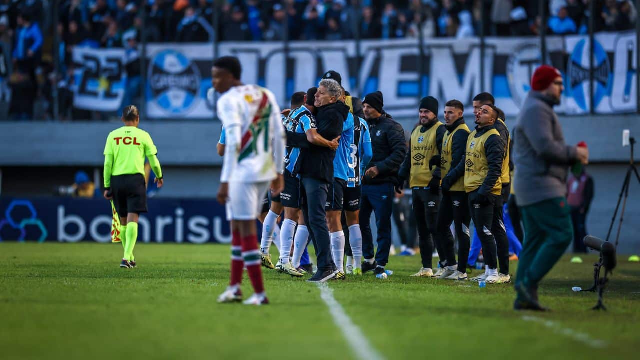 Bastidores: clima de euforia no vestiário do Grêmio após vitória decisiva.