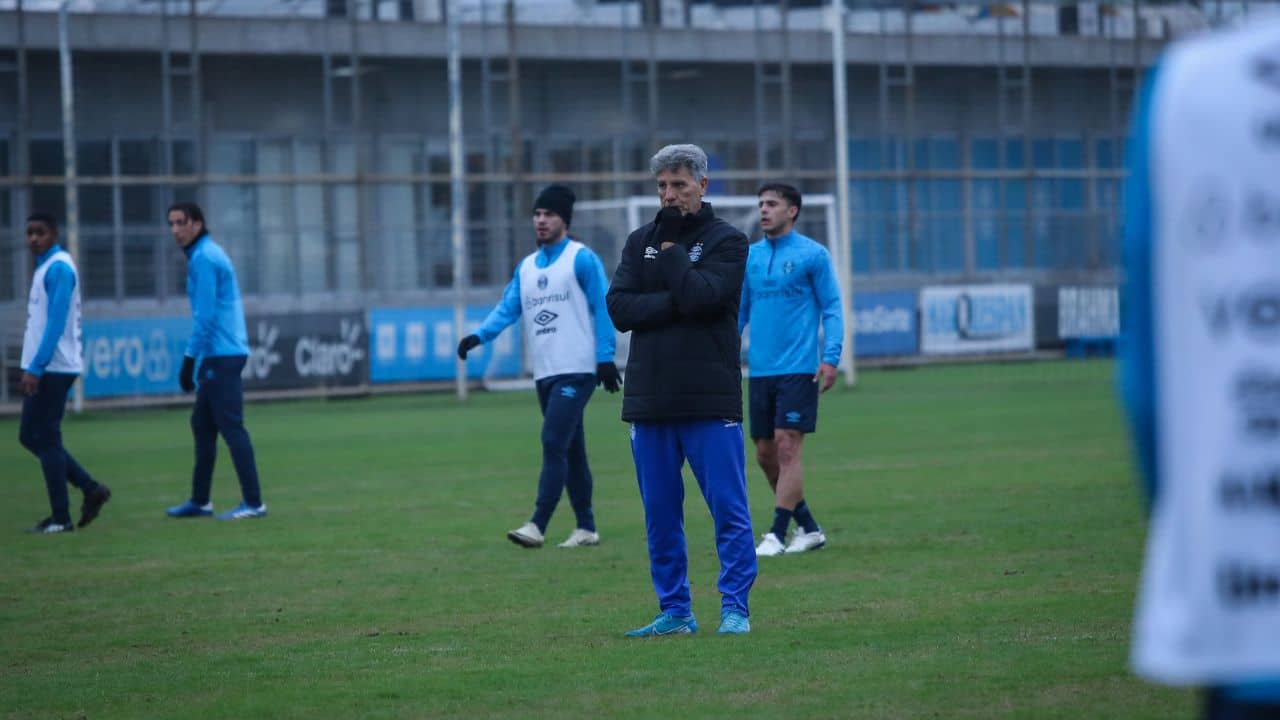 Grêmio enfrenta possibilidade de lesão após lateral demonstrar desconforto durante treinamento.