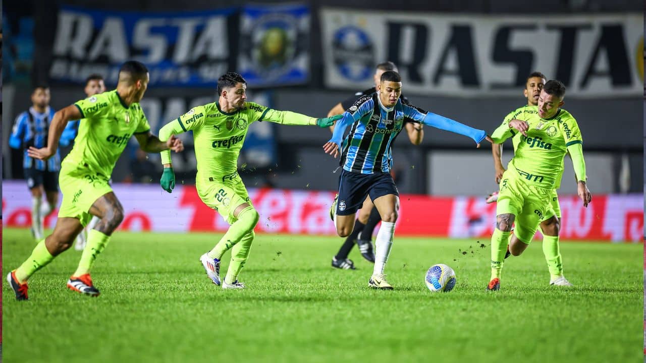 Gustavo Nunes no jogo de Grêmio x Palmeiras