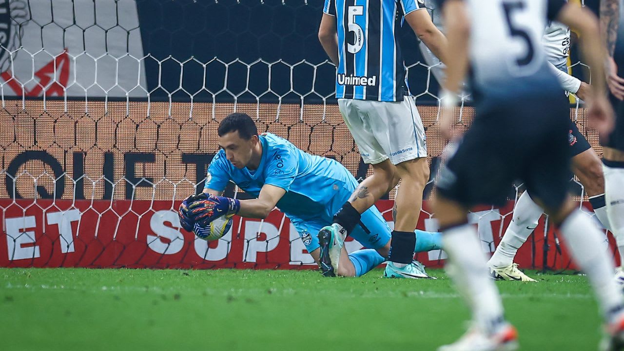 Lances de Marchesín na partida entre Corinthians e Grêmio repercutem nas redes sociais