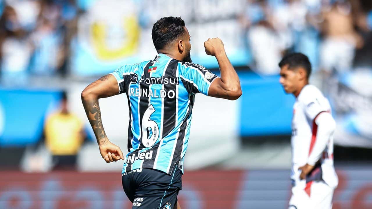 Reinaldo manifesta desejo de assinar com Grêmio ao ficar livre para contrato