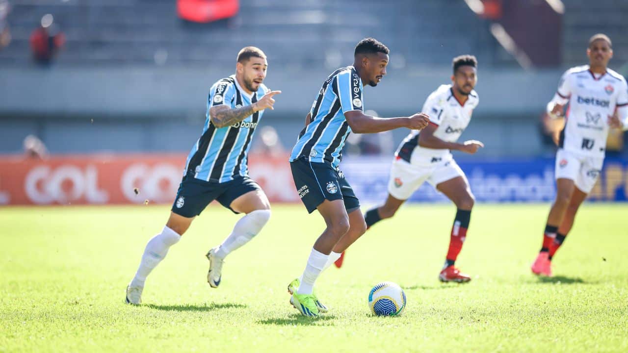 Edenilson protagoniza celebração marcante após gol decisivo do Soteldo no Grêmio.