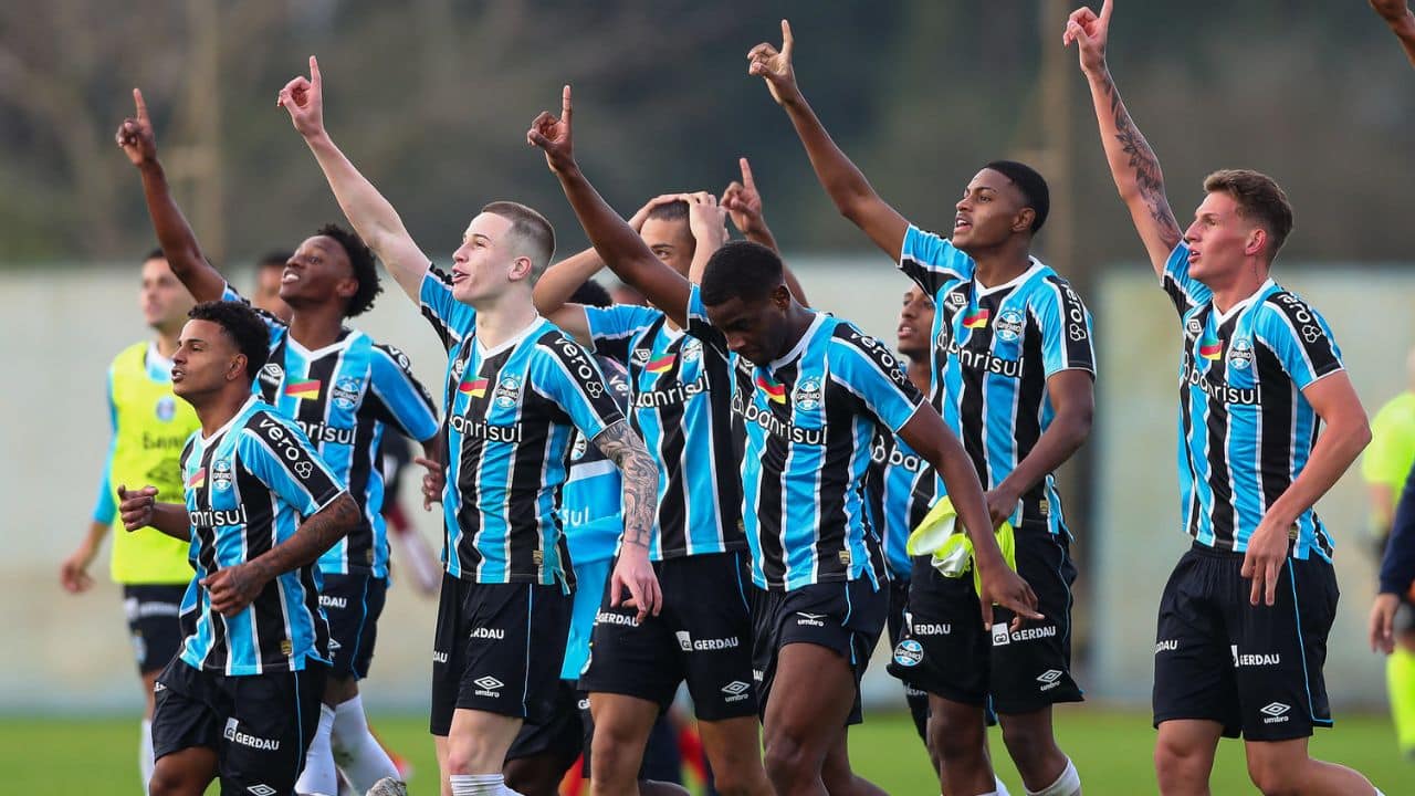 Jogadores do Grêmio se destacam ao apoiar a base durante folga.