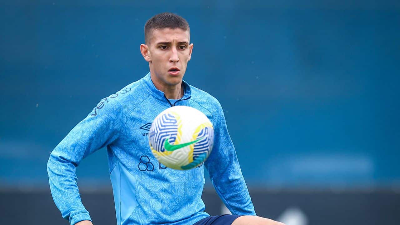 Golaço de Monsalve viraliza em treino do Grêmio: assista ao vídeo.