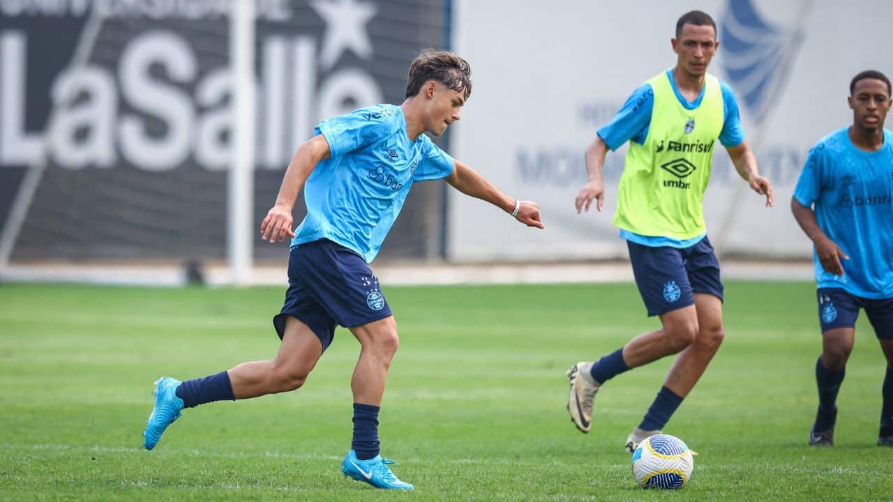 Treino do Elenco Profissional do Grêmio Conta com 24 Novos Jogadores Talentosos.