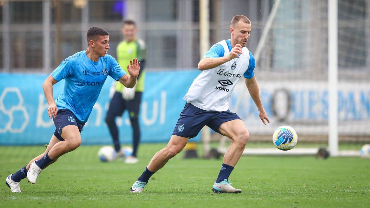 Rodrigo Ely e Monsalve em treino do Grêmio 