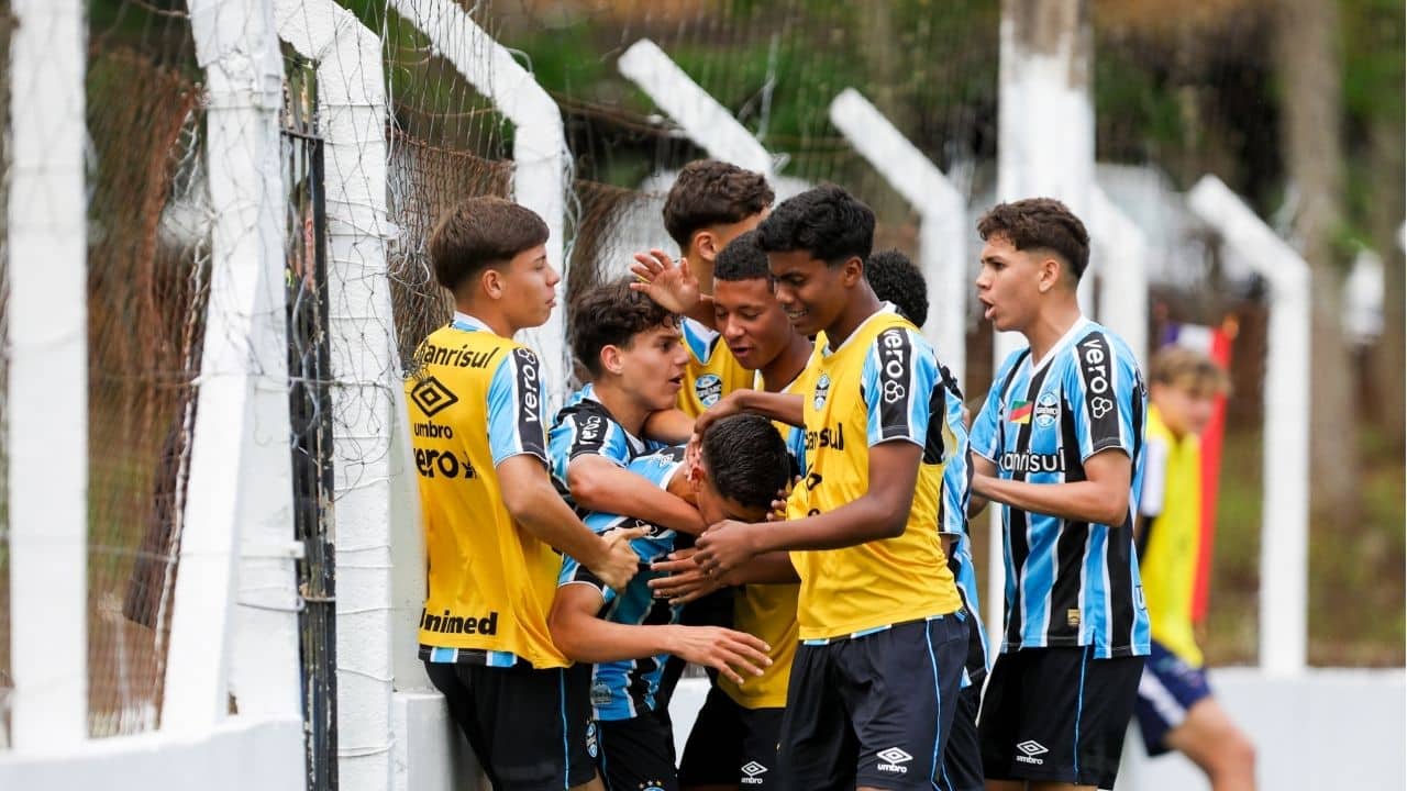 Grêmio comemora gol do Gauchão Sub-15