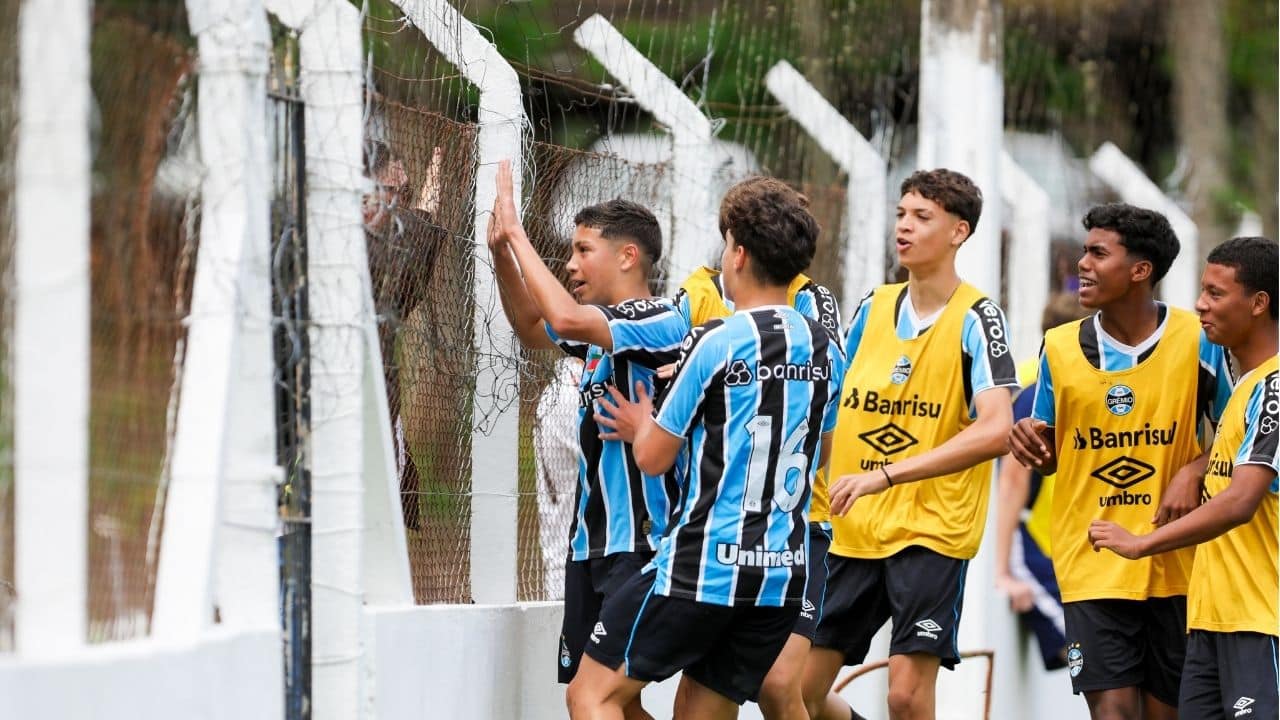 Grêmio assume liderança na final do Campeonato Gaúcho sub-15 após virada.