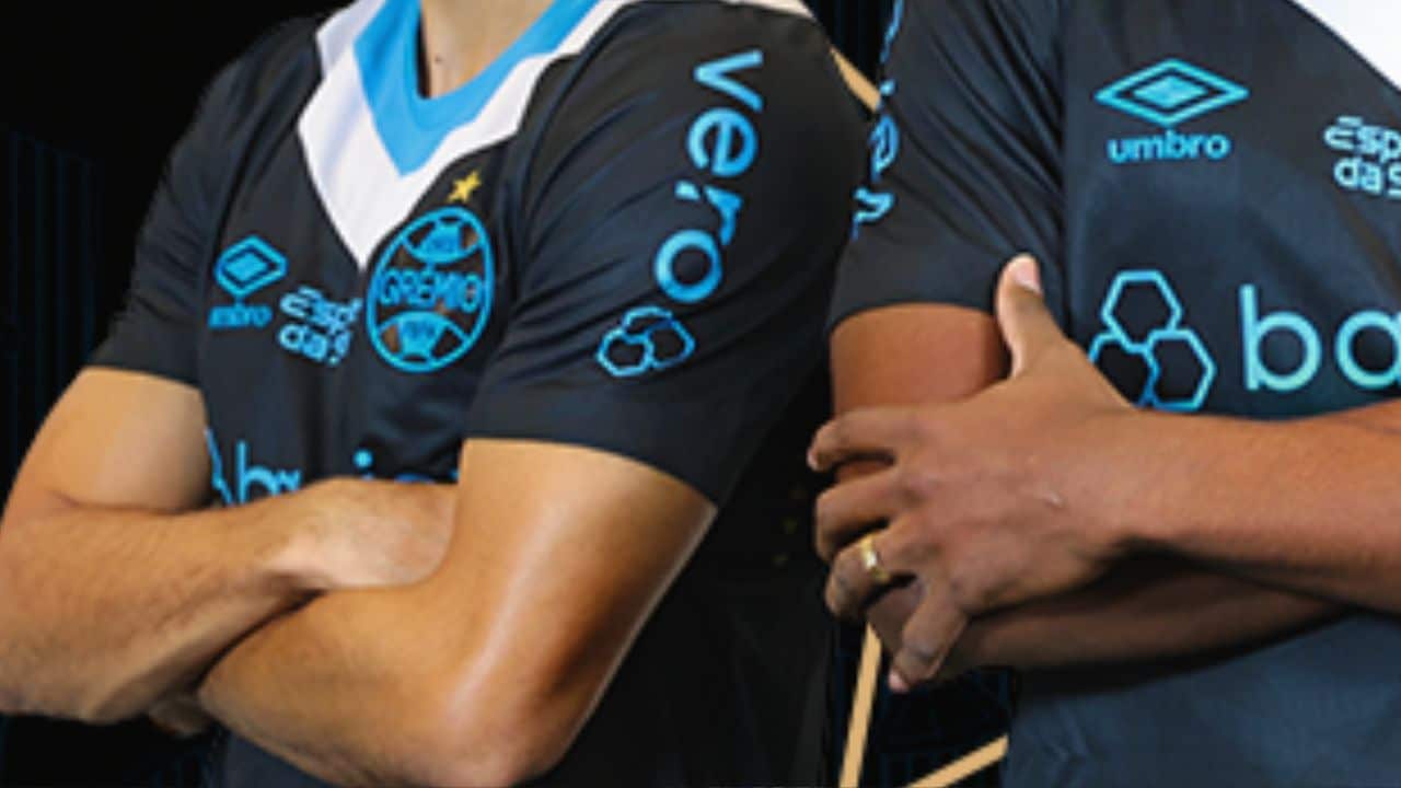 Grêmio apresenta oficialmente nova camisa para a temporada 2022.