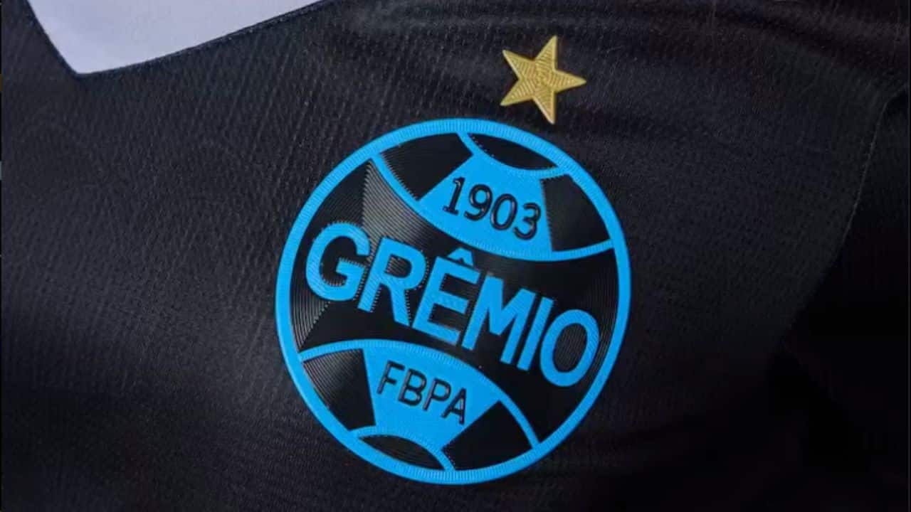 Grêmio disponibiliza à venda terceira camisa lançada nesta manhã.