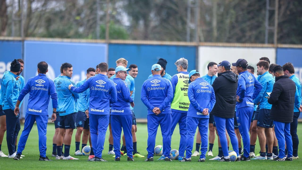 Novidades no Grêmio: reforço na defesa, saída de volante e voos fretados.