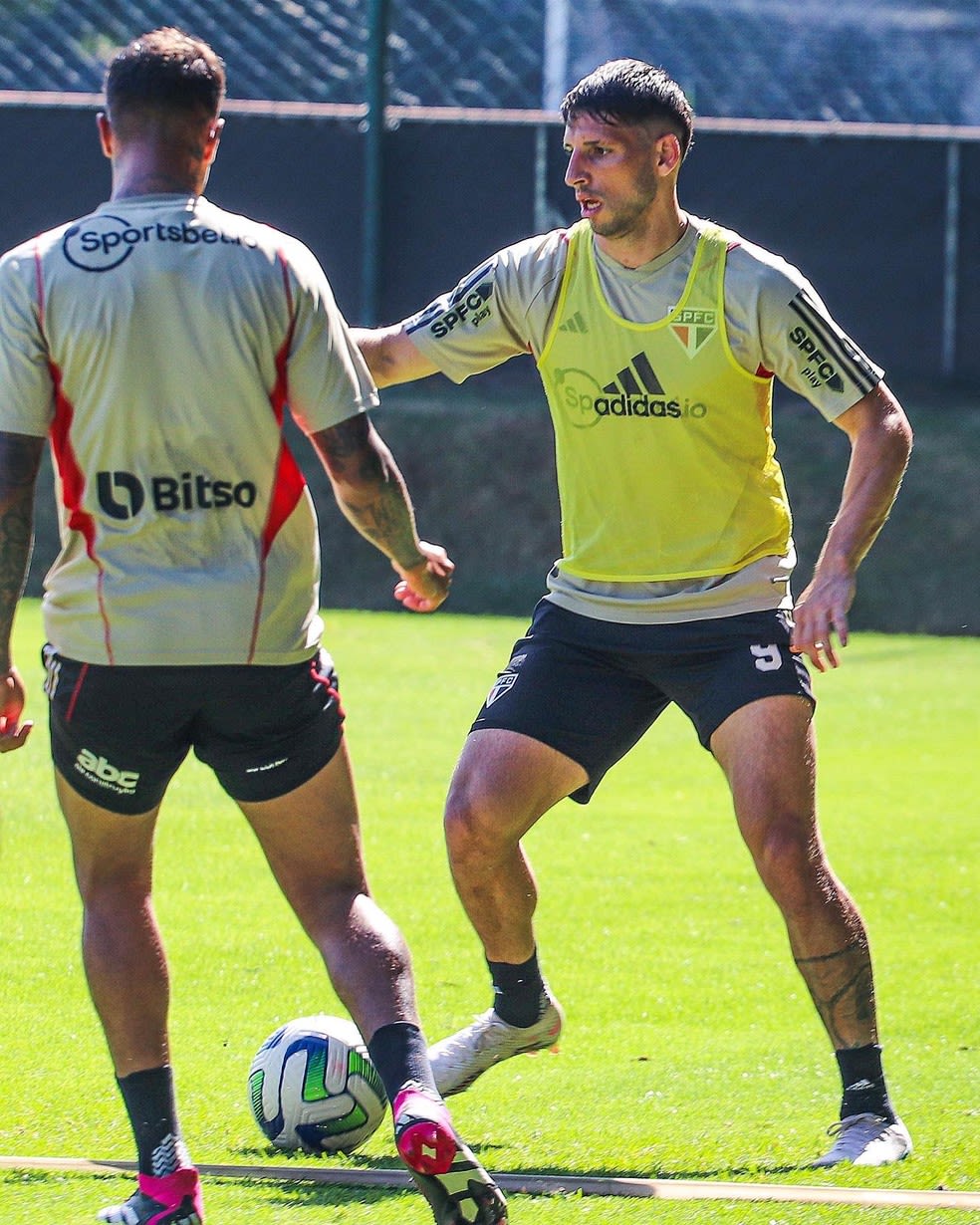 Ele joga! São Paulo divulga escalação para o clássico com Calleri