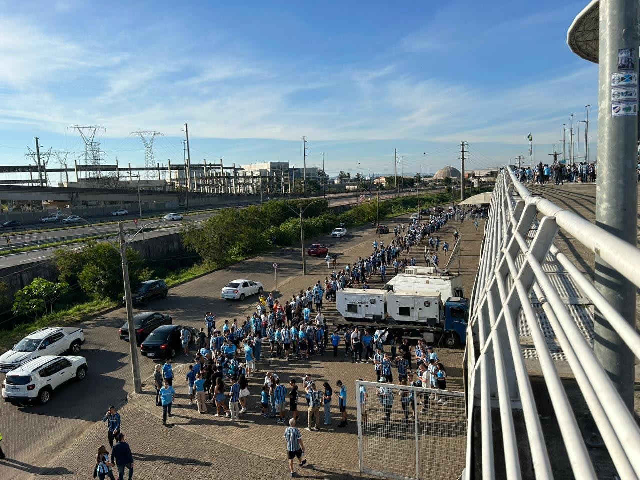 Filas atrasam acesso da torcida do Grêmio na Arena antes do jogo contra o São Paulo