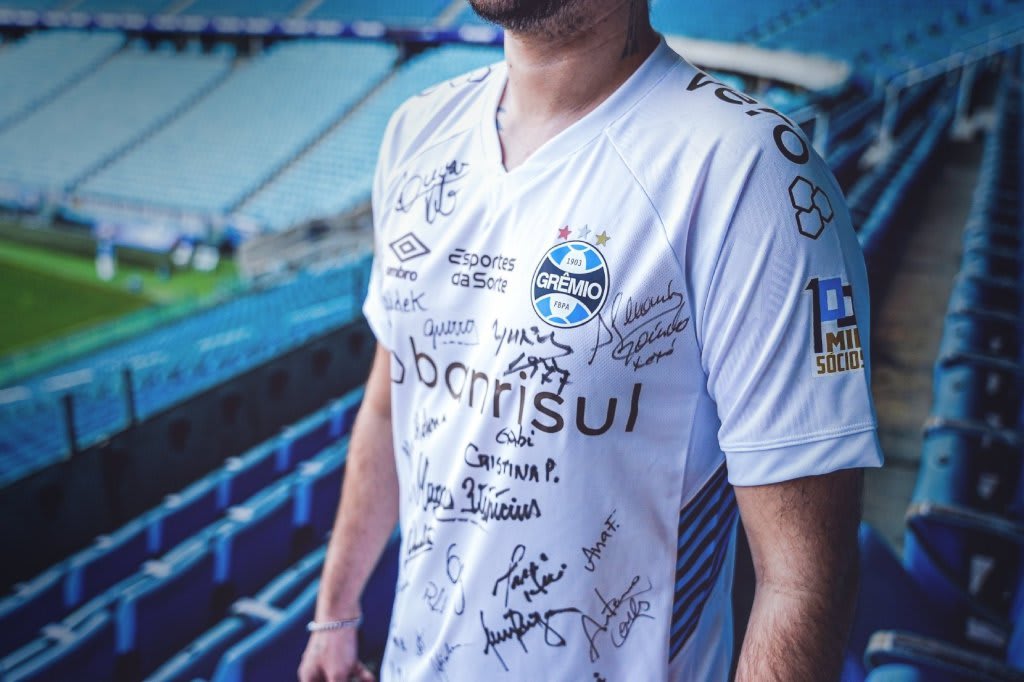 Grêmio irá enfrentar o São Paulo com camisa especial autografada por sócios