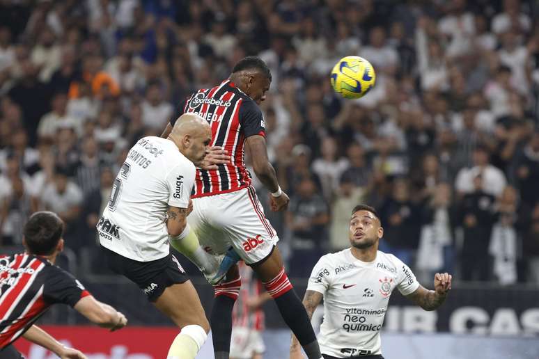 São Paulo recebe o Corinthians em busca de virada e classificação