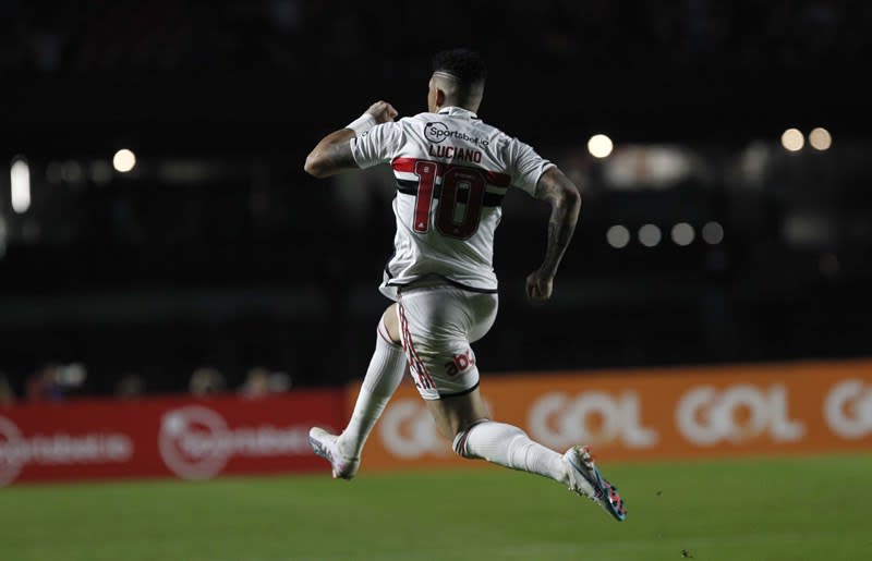 Palmeiras supera São Paulo no Morumbi e garante classificação