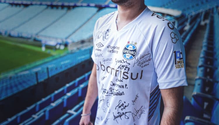 Com ídolos no manto, Grêmio divulga camisa especial para o duelo contra o São Paulo