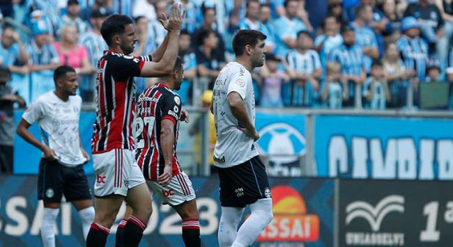 Kannemann, zagueiro do Grêmio, tranquiliza fãs após choque forte de cabeça