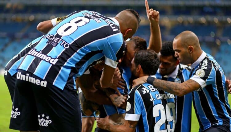 Atlético-MG se impõe, vence o Grêmio por 3 a 0 e entra no G4