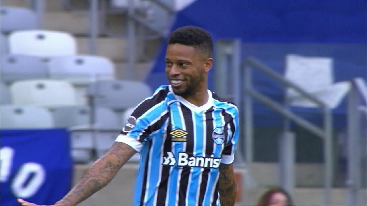 André se vê em evolução no Grêmio e ganha elogios de Renato após chance como titular