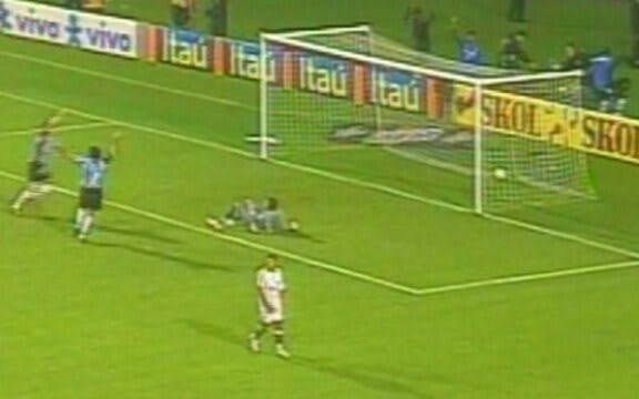 Vídeo: Em 2006, Grêmio e Fluminense empataram em 4x4, no Olímpico