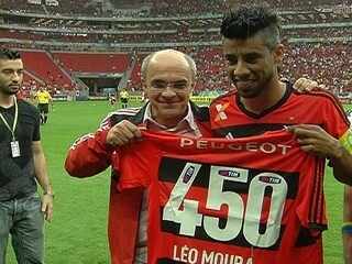 Léo Moura é homenageado por marca de 450 jogos pelo Flamengo