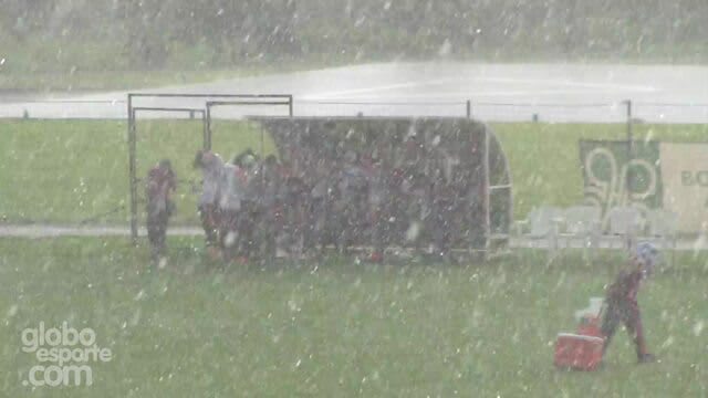 Temporal de granizo encerra mais cedo treino do Flamengo em Atibaia