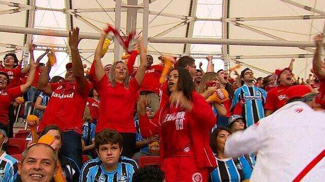 Torcida mista passa no teste da final e tem show de reações no Gre-Nal 406