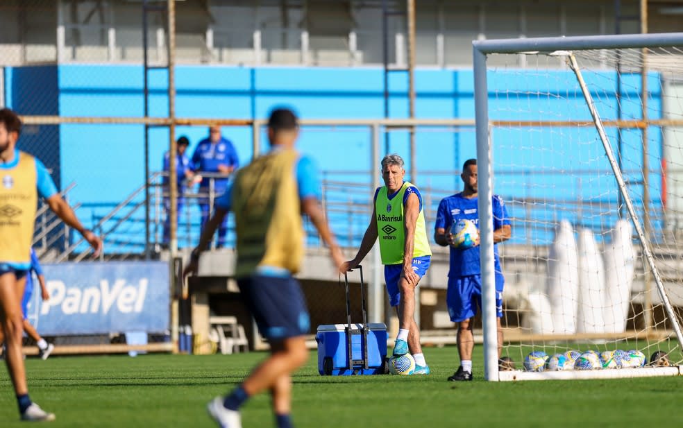 Renato observa treino do Grêmio — Foto: Angelo Pieretti/Grêmio