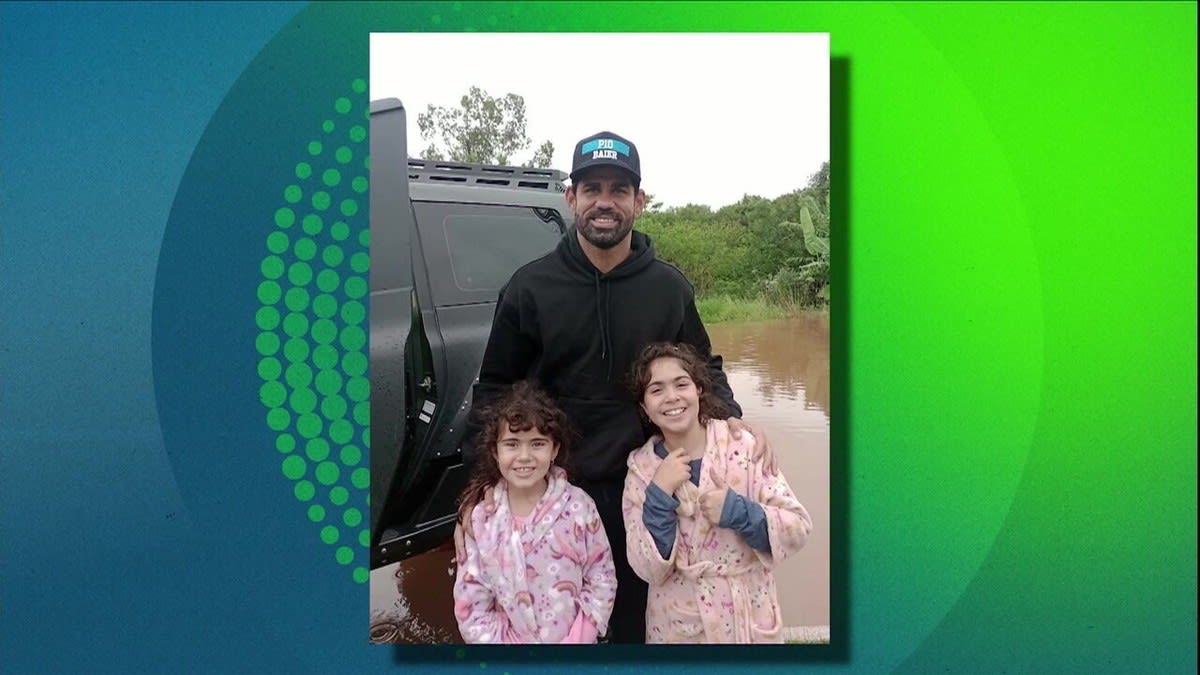 Goleiro do Grêmio resgata vítimas de enchentes com jet ski em Porto Alegre.