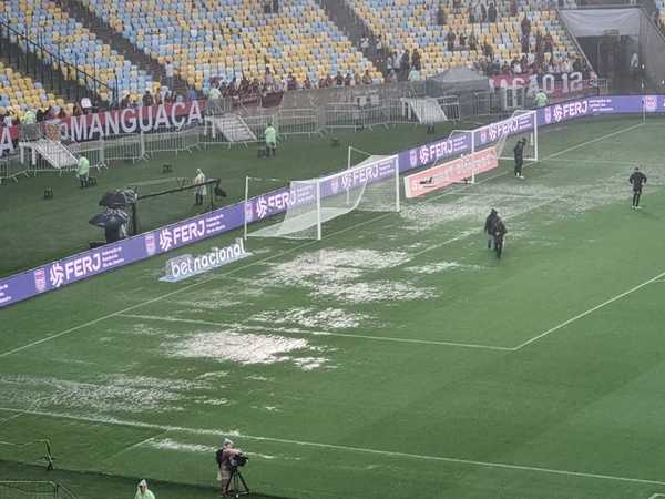 Grama do Maracanã apresenta poças antes de clássico entre Vasco e Flamengo.