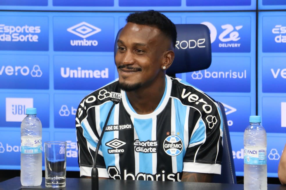 Edenilson foi apresentado oficialmente como jogador do Grêmio — Foto: Gabriel Girardon/ge