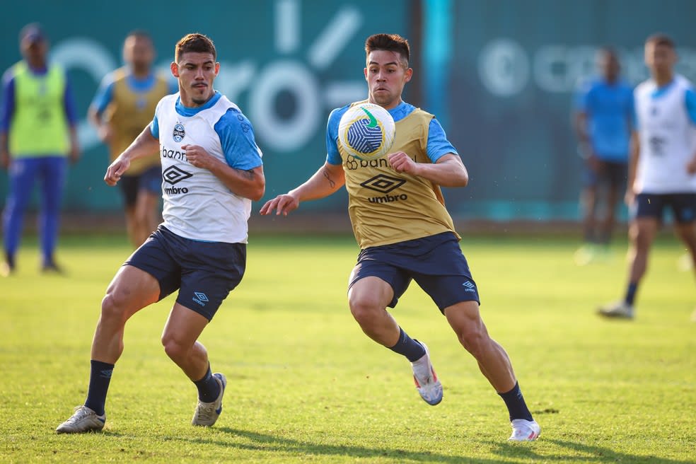 Mayk e Aravena em treino do Grêmio — Foto: Lucas Uebel/Grêmio FBPA