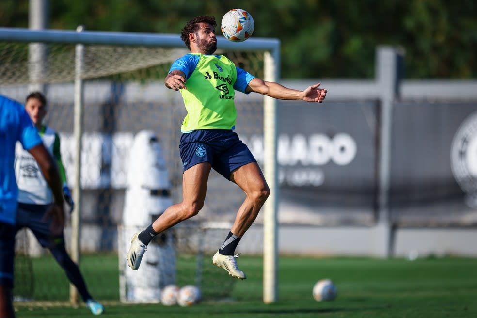 Diego Costa está à disposição para enfrentar o Fluminense — Foto: Lucas Uebel/Divulgação Grêmio