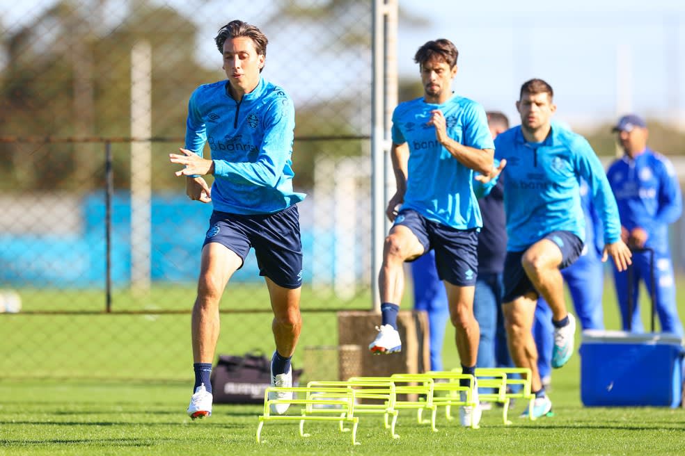 Geromel, Rodrigo Caio e Kannemann em treino do Grêmio