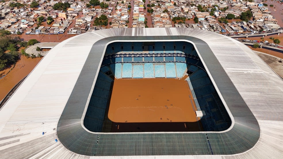 Arena do Grêmio completamente alagada pelas chuvas em Porto Alegre — Foto: Reuters