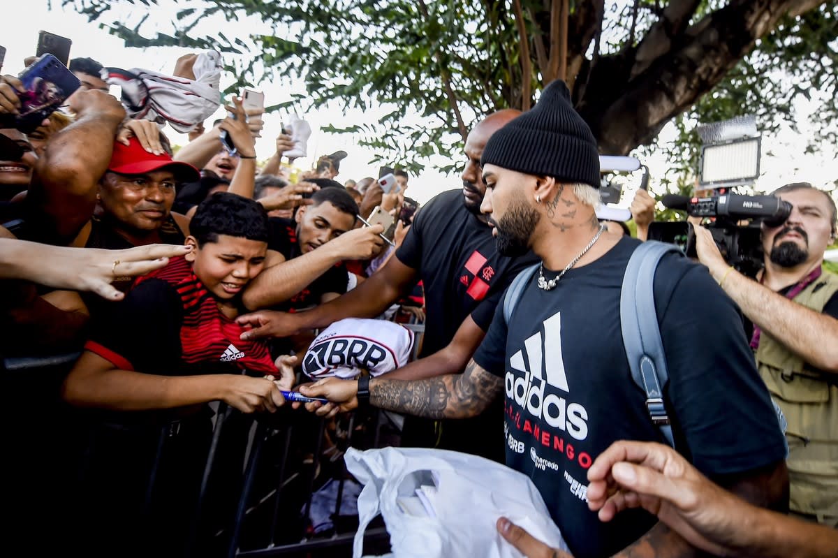 Jogadores do Flamengo interagem com multidão na frente do hotel em Manaus