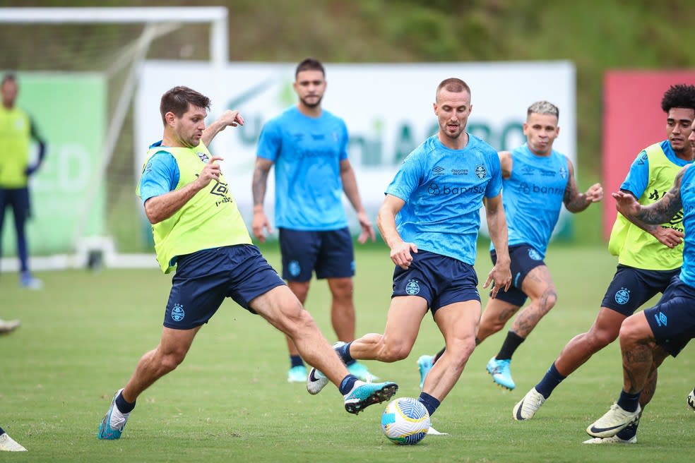 Kannemann e Rodrigo Ely em treino do Grêmio — Foto: Lucas Uebel/Grêmio