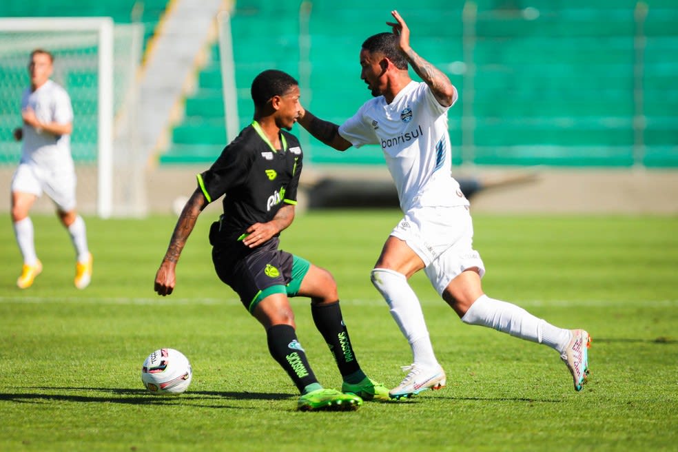 Jhonata Robert em campo pelo Grêmio na Copa FGF — Foto: Renan Jardim/Grêmio FBPA