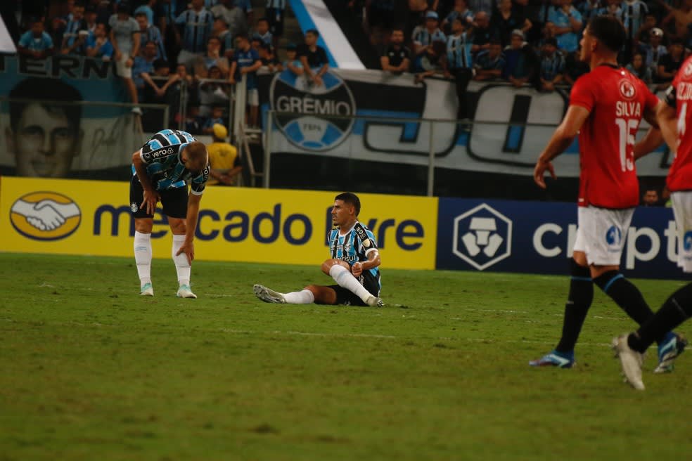 Mayk deixa a derrota do Grêmio para o Huachipato com dor na coxa esquerda — Foto: João Victor Teixeira