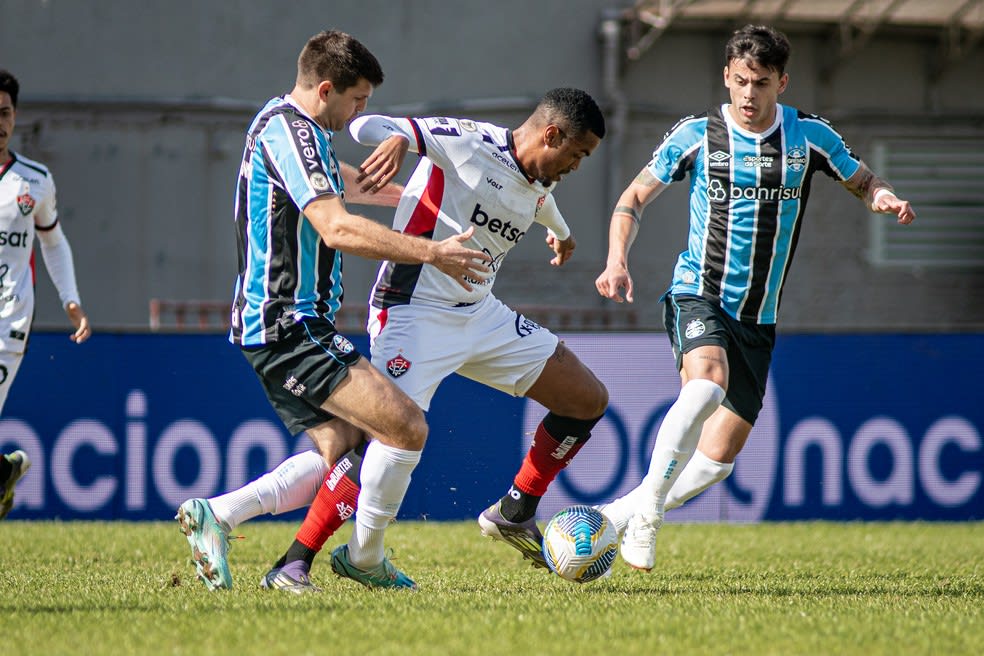 Kannemann e Carballo em ação pelo Grêmio contra o Vitória — Foto: Victor Ferreira / EC Vitória