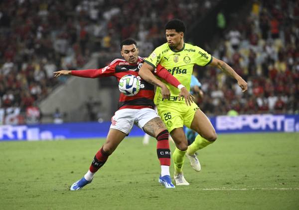 Matheuzinho investe em trabalho extracampo e estudos táticos para brigar por titularidade no Flamengo